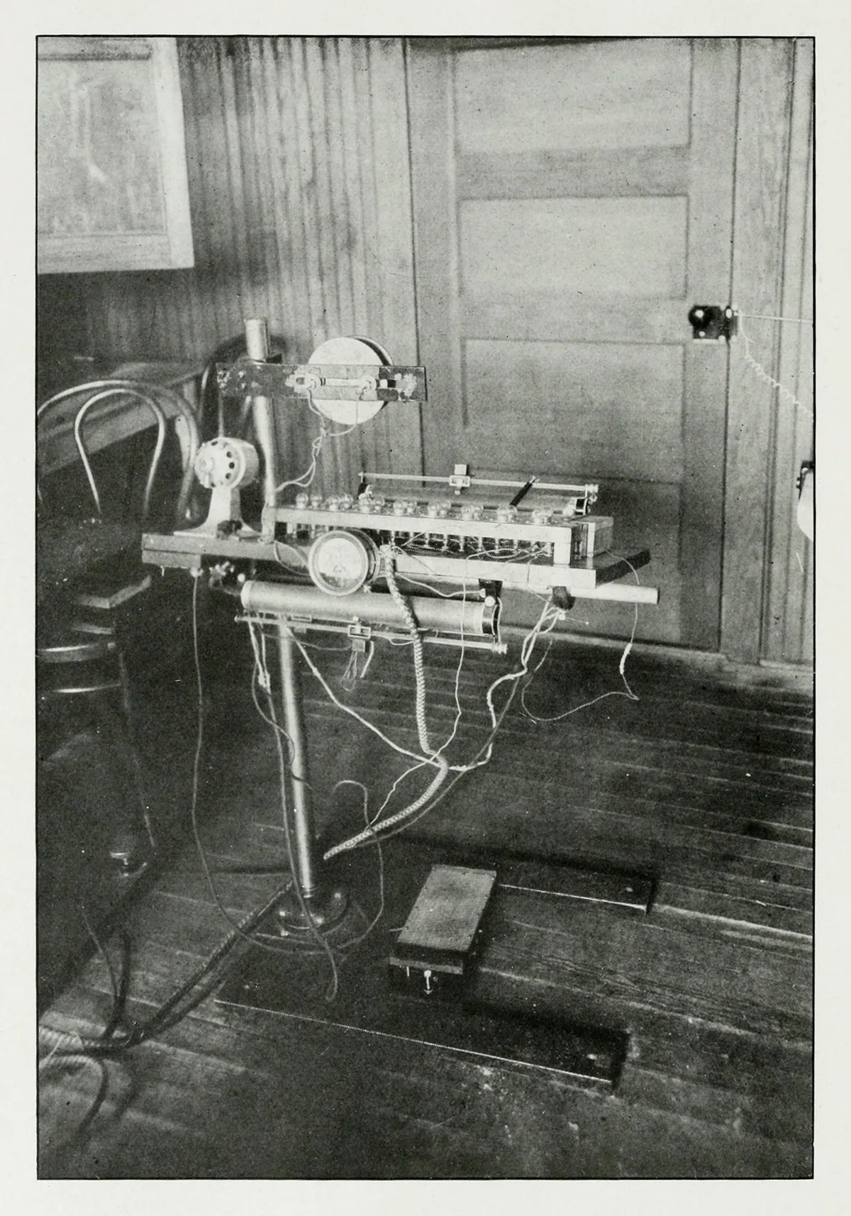 Diagram of Knight Dunlap’s pursuit test with electrically sensitive pins, a rheostat and a foot pedal
